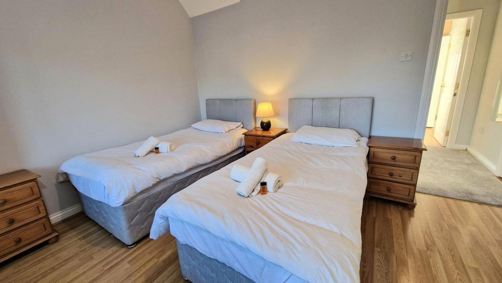 Cosy 3 Bedroom All Ensuites Γκάλγουεϊ Εξωτερικό φωτογραφία