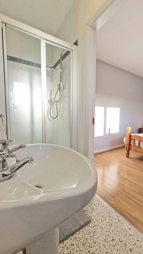 Cosy 3 Bedroom All Ensuites Γκάλγουεϊ Εξωτερικό φωτογραφία