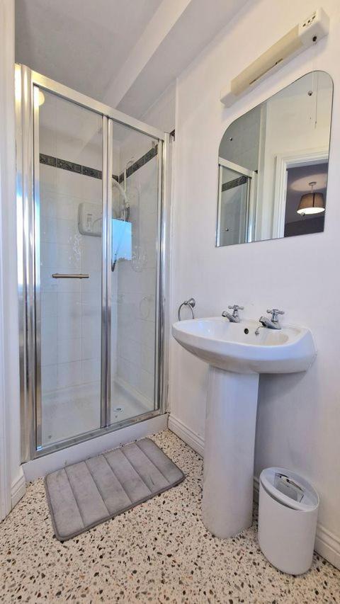 Cosy 3 Bedroom All Ensuites Γκάλγουεϊ Εξωτερικό φωτογραφία