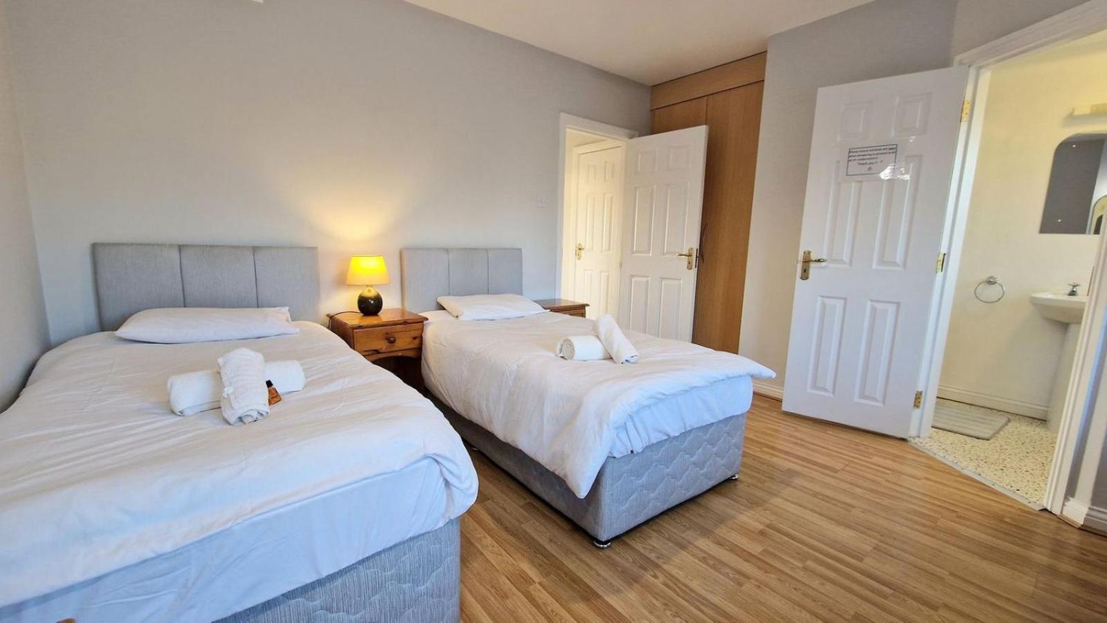 Cosy 3 Bedroom All Ensuites Γκάλγουεϊ Εξωτερικό φωτογραφία